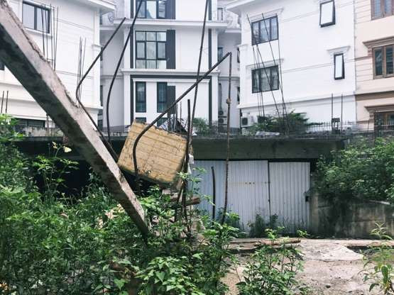 Một số ngôi biệt thự nằm "đắp chiếu" quá lâu trong dự án này cũng không thấy động thái nào của chủ đầu tư.