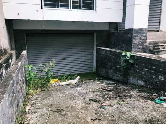 Hình ảnh vô cùng nhếch nhác sẽ khiến nhiều người phải vỡ mộng trước sự kỳ vọng được sống trong khu đô thị cao cấp, sang trọng ở Hà Nội, đồng bộ về cơ sở hạ tầng xã hội, hạ tầng kỹ thuật và kiến trúc cảnh quan môi trường...