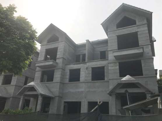 Nhiều biệt thự, nhà liền kề bên trong dự án khu đô thị Dương Nội vẫn đang xây dựng dở dang theo kiểu nửa đồng, nửa vườn, nửa phố, nửa bỏ hoang….