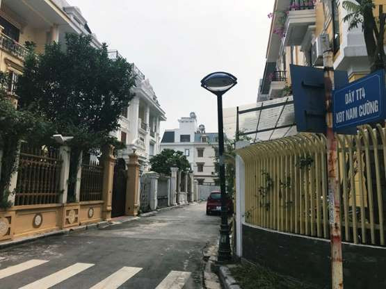 Trong khi đó, tại các dãy biệt thự, nhà liền kề vẫn còn đang xây dựng dở dang.