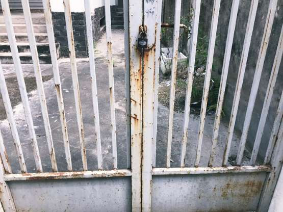 Cửa ra vào các căn biệt thự đang hoàn thiện dở dang đã có dấu hiệu bị hoen rỉ.