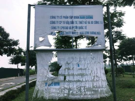 Biển thông tin về dự án cắm bên trong khu vực dự án hiện đã bị rách nát, phản cảm cũng không được chủ đầu tư quan tâm, sửa chữa.