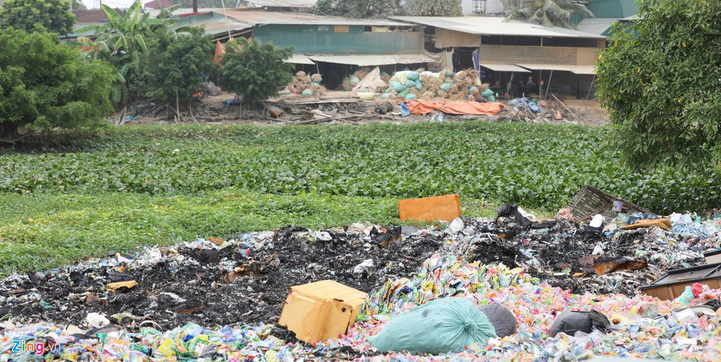 Các loại rác không tái chế được sẽ bị đem đi đốt và vứt bừa bãi ngay ở ven ao, hồ, lề đường...