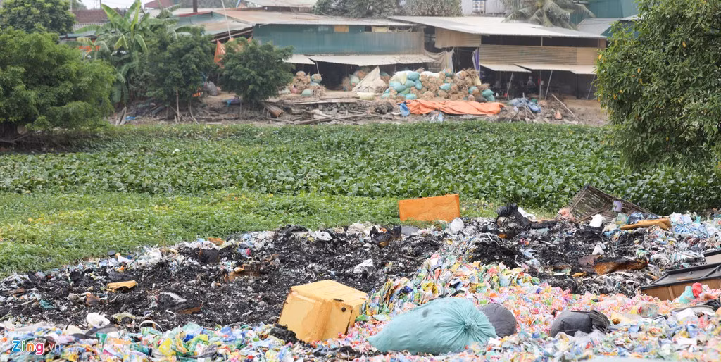 Các loại rác không tái chế được sẽ bị đem đi đốt và vứt bừa bãi ngay ở ven ao, hồ, lề đường...