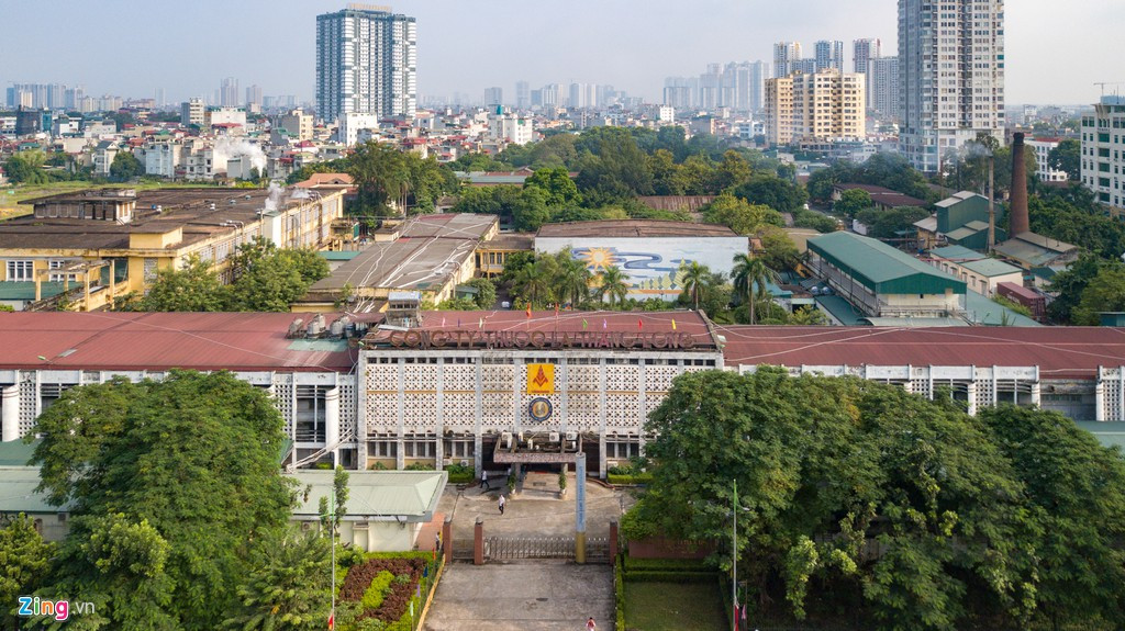 Cách nhà máy cao su Sao Vàng không xa là Công ty Thuốc lá Thăng Long. Công ty này được thành lập năm 1957 trên diện tích hơn 64.000 m2 và hiện vẫn hoạt động, trung bình mỗi năm cho ra thị trường 1 tỷ bao thuốc lá.
