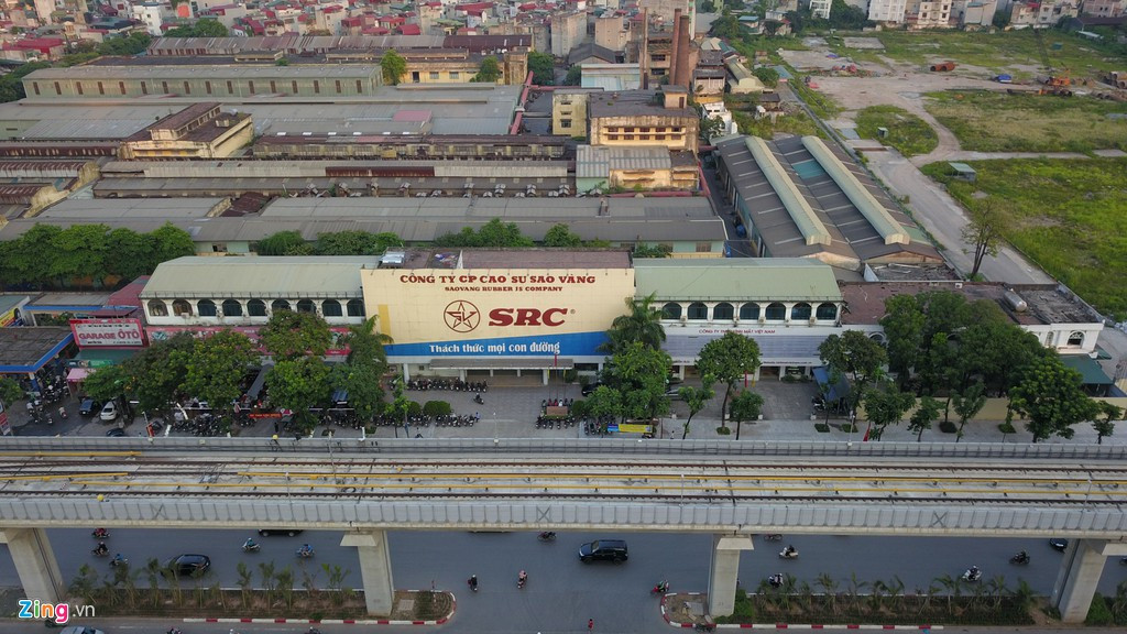 Nhà máy cao su Sao Vàng thành lập từ năm 1960, chuyên sản xuất các loại săm lốp máy bay, ôtô, xe đặc chủng, xe máy, xe đạp và các sản phẩm cao su kỹ thuật. Kế hoạch di dời nhà máy này về Hà Nam đã được phê duyệt từ nhiều năm trước.