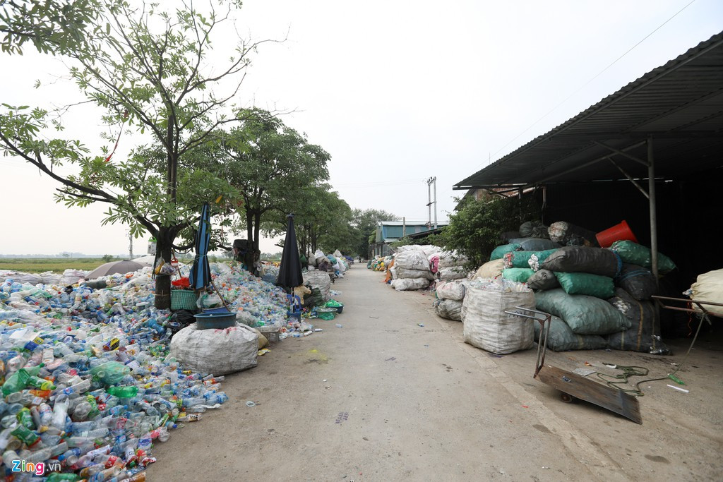 Ngoài ảnh hưởng từ các nhà máy và khu công nghiệp, không khí Hà Nội ô nhiễm một phần do những làng nghề xung quanh thành phố. Nằm cách thủ đô khoảng 30 km, thôn Xà Cầu, xã Quảng Phú Cầu, huyện Ứng Hòa, Hà Nội được mệnh danh là "thủ phủ" phế liệu.