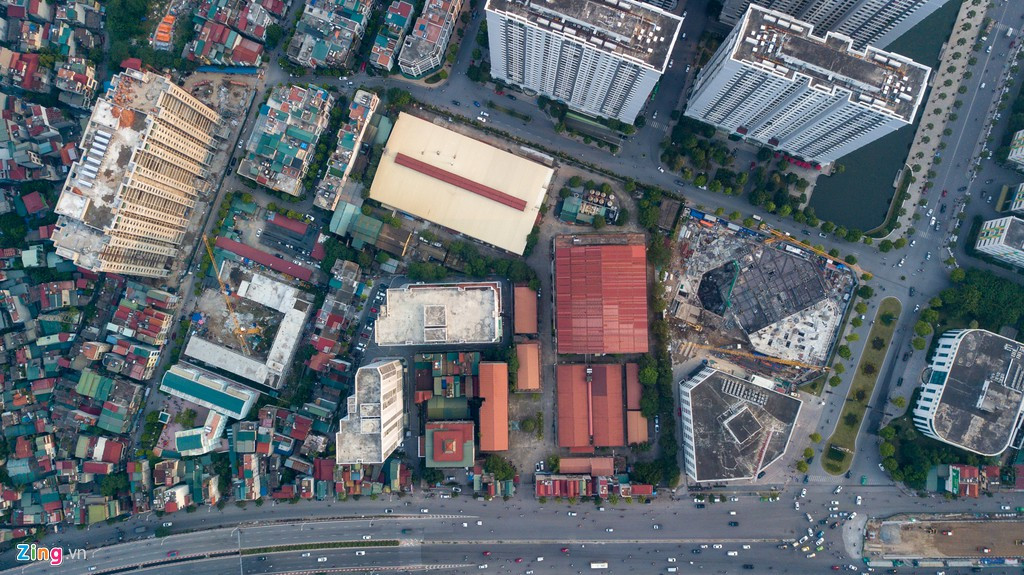 Thành lập cách đây tròn 60 năm, Dệt kim Đông Xuân lúc đầu sản xuất các mặt hàng phục vụ lực lượng vũ trang. Năm 2011, một nhà máy sản xuất của công ty được khánh thành tại huyện Khoái Châu, tỉnh Hưng Yên. Tuy nhiên, nhà máy tại số 524 Minh Khai vẫn chưa di dời.