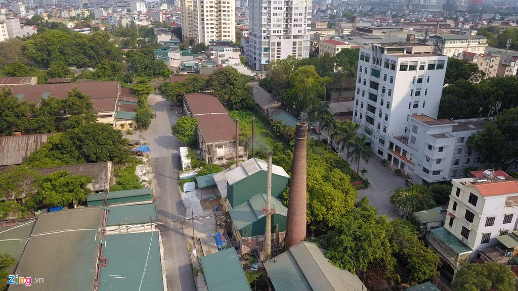 Bộ Công Thương đã có quyết định về việc phê duyệt báo cáo đánh giá tác động môi trường của dự án di dời Công ty thuốc lá Thăng Long. Việc di dời nhà máy sản xuất về KCN Thạch Thất - Quốc Oai nhẽ ra đã phải hoàn thành trong năm 2018.
