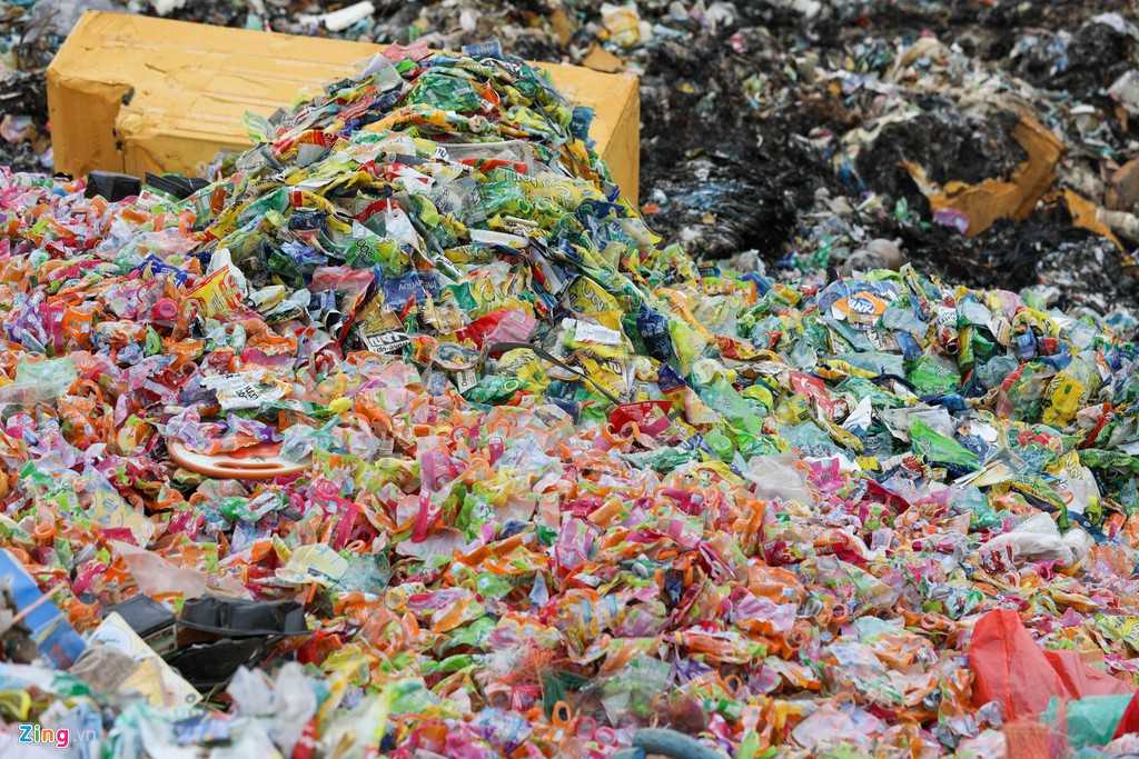 Mỗi ngày hơn 100 hộ gia đình trong thôn thu mua và chế biến gần 70 tấn phế liệu các loại. Đem lại nguồn lợi lớn về kinh tế nhưng nghề tái chế rác thải lại khiến môi trường sống ở đây bị ảnh hưởng nặng nề.