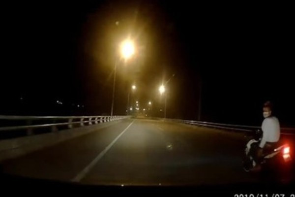 Thanh nien Hai Phong chay Exciter cam kiem trang, ep o to vao le duong