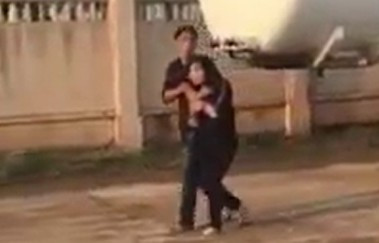 Cong an ruot duoi 3km bat ke dung dao khong che co gai