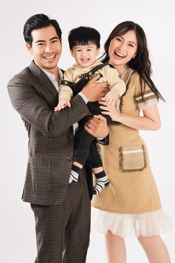 Chung tinh thần với Ngọc Lan, Thanh Bình viết trên trang cá nhân: "Lý do chúng tôi chia tay không phải đến từ người thứ ba nào cả, càng không phải do rắc rối tình cảm riêng tư nào của Bình và Lan! Chúng tôi đã có những năm tháng hạnh phúc cùng nhau, nhưng vì không có tiếng nói chung nên chúng tôi vui vẻ và tự nguyện buông tay nhau. Tôi khẳng định hiện tại chúng tôi đều vui vẻ là bạn, là người cùng nhau chung tay dạy dỗ nuôi nấng Louis. Tôi rất mong muốn ồn ào này kết thúc sau những công bố của chúng tôi!".