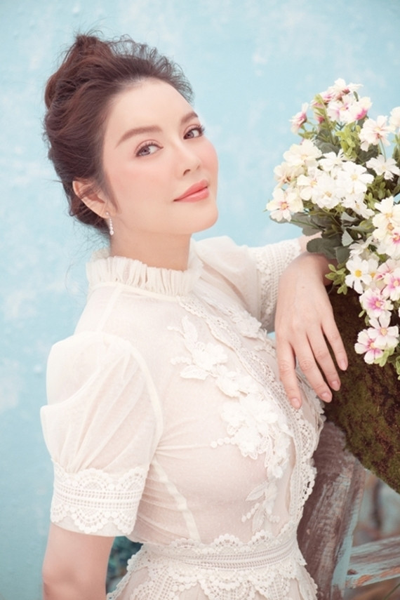 Lỹ Nhã Kỳ từng chia sẻ, cô nhận ra mình là người thiệt thòi bởi đã không thể “giới thiệu” bạn trai vào những thời điểm đẹp đẽ nhất của mối quan hệ. Việc quyết định nói ra khi đã chia tay không phải là điều gì to tát, nhưng đối với Lý Nhã Kỳ thì đó là một quyết định khó khăn, chỉ vì lo lắng mình sẽ tổn thương.