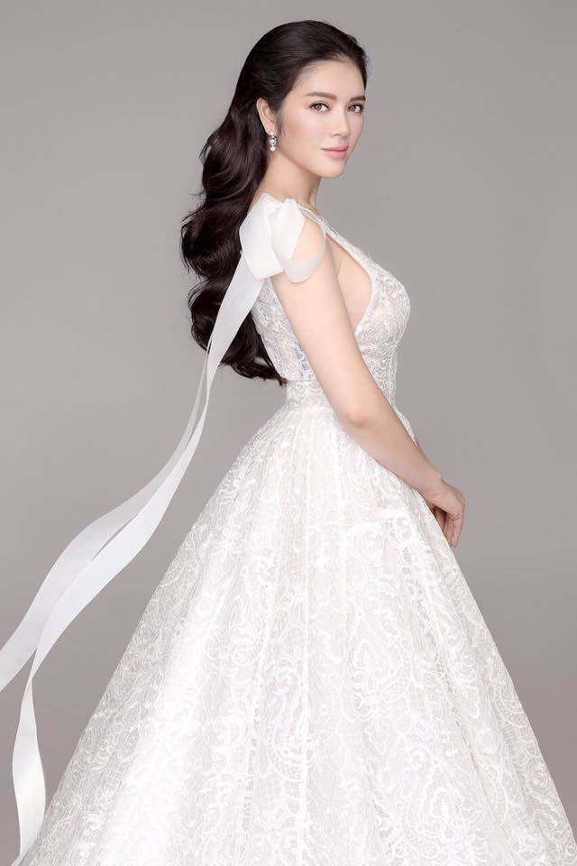 Tối 22/10, Lý Nhã Kỳ đã có những dòng trạng thái về quyết định chia tay bạn trai quen 9 năm. Cô chia sẻ, chặng đường 9 năm yêu là cả một giai đoạn đầy đủ thăng trầm. "Trong một lúc tĩnh tâm, Kỳ chỉ muốn nói Kỳ và Phúc đã chia tay được một thời gian sau 9 năm. Đó đã là một quãng thời gian đủ đẹp để có thể cất vào ngăn kéo. Suy cho cùng, ai cũng chỉ muốn được yên ấm trong một bàn tay mà mình tin tưởng, đó là một bàn tay thực sự biết giữ lấy tay mình. Còn nếu không thể làm được điều đó, hãy buông nó ra, muộn cũng được còn hơn không bao giờ", nữ diễn viên chia sẻ.