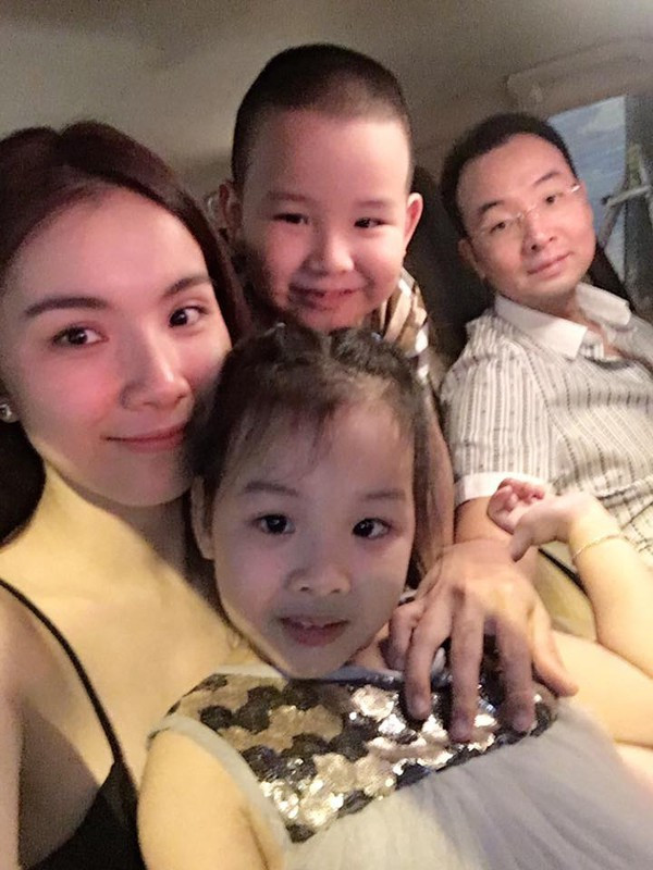 Người đẹp có cuộc sống viên mãn bên chồng và hai con. Mỹ nhân 32 tuổi chuyển hướng kinh doanh lĩnh vực làm đẹp, thỉnh thoảng dự sự kiện, chụp ảnh thời trang.