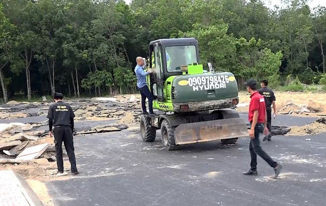 Xét xử 4 nhân viên Alibaba đập xe đoàn cưỡng chế Xet xu 4 nhan vien Alibaba dap xe doan cuong che