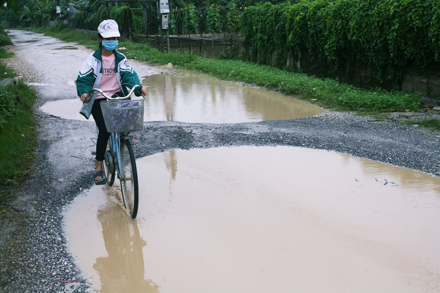 Nằm trên con đường này có một số trường tiểu học, mầm non. Do con đường bị xuống cấp, hư hỏng nên việc đến trường của các em học sinh cũng đầy khó khăn, vất vả.