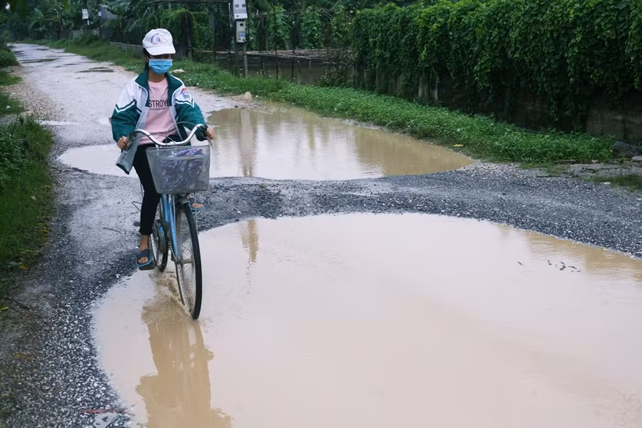 Nằm trên con đường này có một số trường tiểu học, mầm non. Do con đường bị xuống cấp, hư hỏng nên việc đến trường của các em học sinh cũng đầy khó khăn, vất vả.