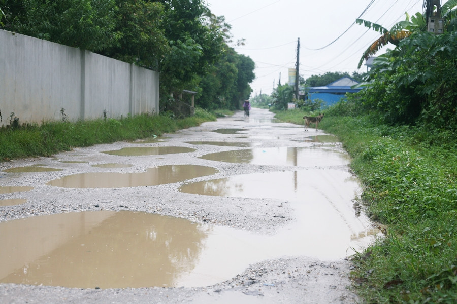 Không biết đến khi nào người dân nơi đây mới thoát khỏi nỗi ám ảnh khi đi qua "con đường đau khổ" này.
