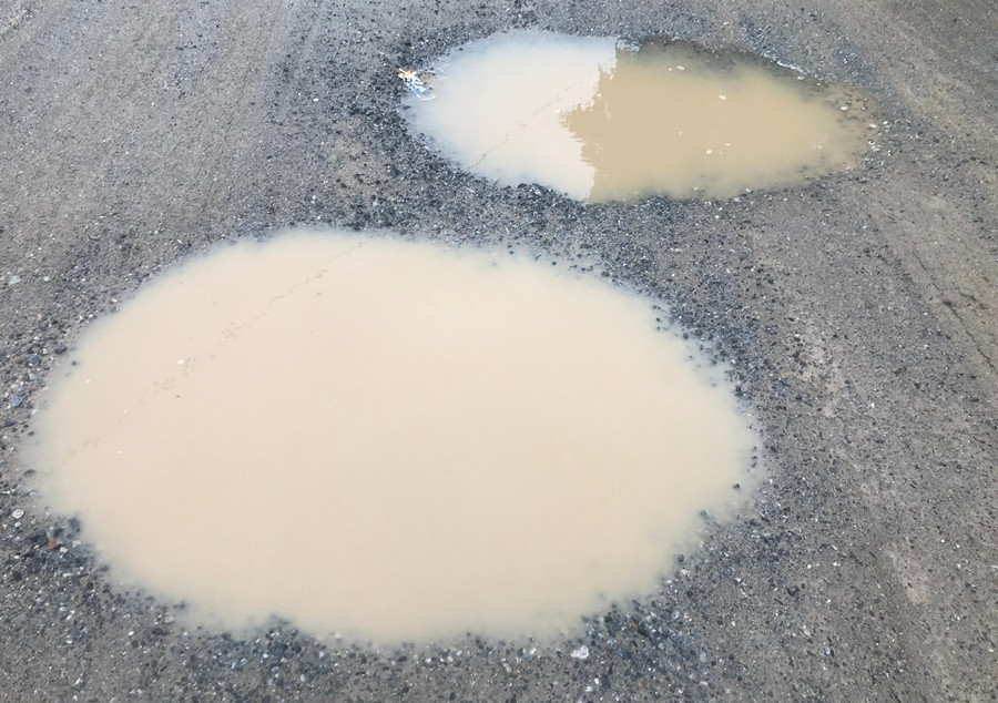 Theo ông Trần Văn Tường, con đường này hư hỏng đã nhiều năm, người dân cũng nhiều lần kiến nghị lên chính quyền các cấp, nhưng không ăn thua.