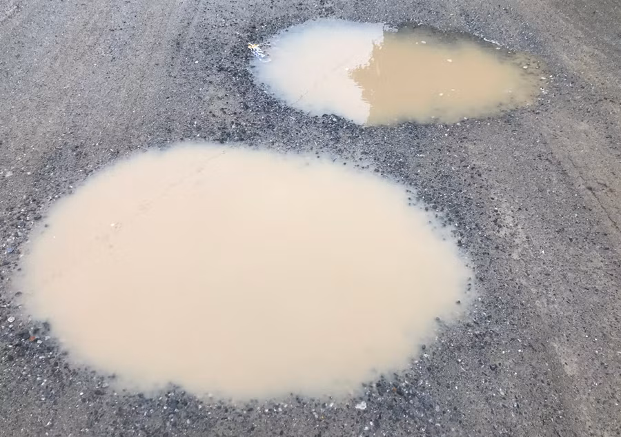 Theo ông Trần Văn Tường, con đường này hư hỏng đã nhiều năm, người dân cũng nhiều lần kiến nghị lên chính quyền các cấp, nhưng không ăn thua.