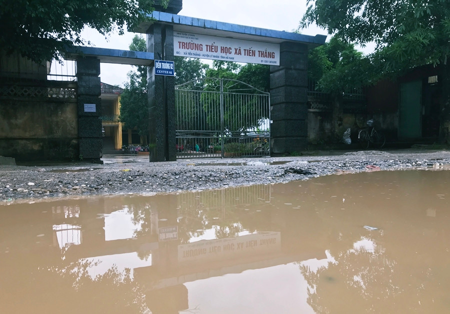 Ngay phía trước cổng trường Tiểu học xã Tiến Thắng cũng có một số "ổ voi" ngập đầy nước.