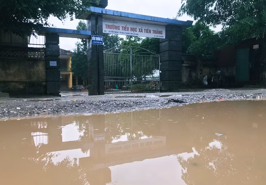 Ngay phía trước cổng trường Tiểu học xã Tiến Thắng cũng có một số "ổ voi" ngập đầy nước.