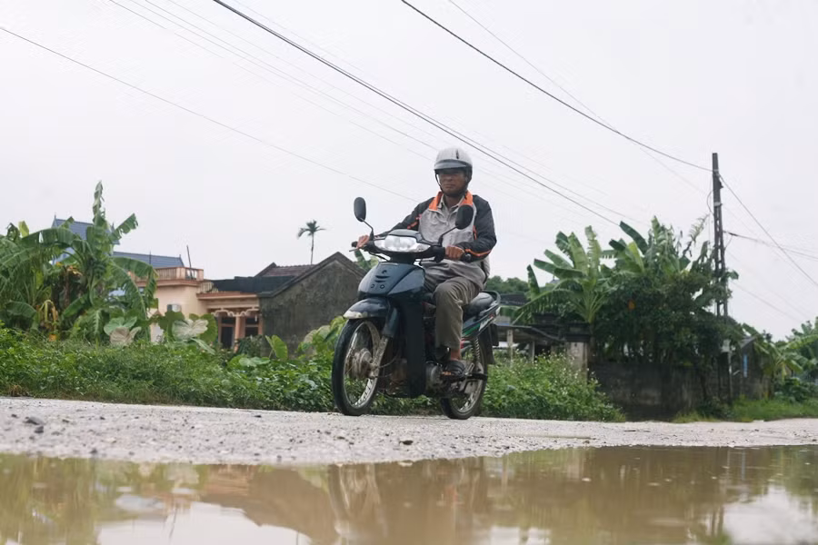 Người dân địa phương mỗi lần di chuyển qua con đường này đều rất thận trọng, chỉ cần sơ sẩy một chút là tai nạn ập đến bất cứ lúc nào.