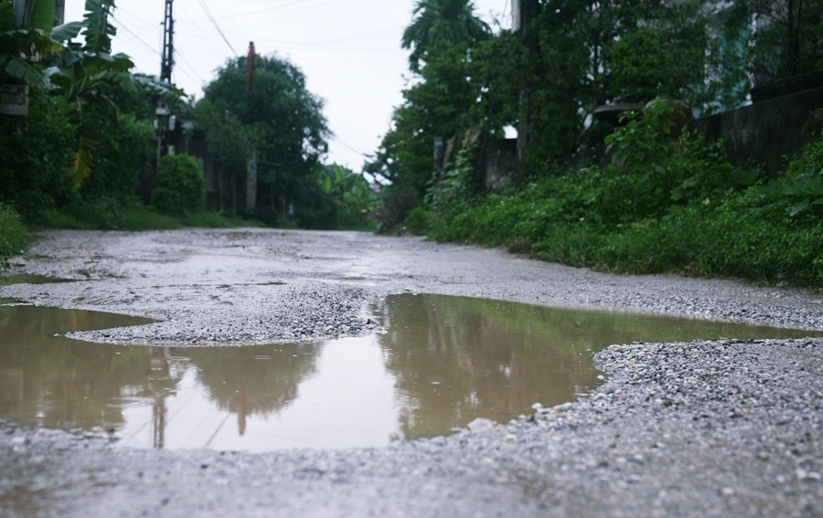 Một số người dân khác cho biết, nguyên nhân xảy ra tình trạng con đường hư hỏng như thế này là trước đây có nhiều xe ô tô cỡ lớn, hạng nặng thường xuyên di chuyển qua. Trong khi con đường ngày càng xuống cấp nhưng không được chính quyền cải tạo sửa chữa.