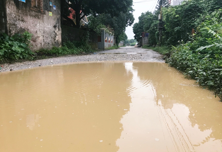 Nhiều đoạn, mặt đường còn bị sụt xuống thành hố sâu khoảng 20cm, kèm với nước mưa xuống ngập tạo thành những bẫy nguy hiểm cho người đi đường.