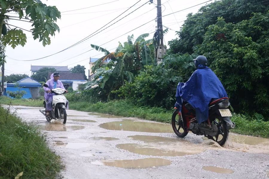 Cả con đường dài khoảng 3,5km PV không thể tìm thấy một chỗ nào còn được nguyên vẹn. Theo người dân, nan ngày di chuyển trên con đường này đã khó khăn thì tối đến đi đường càng khổ hơn. Cũng có không ít trường hợp người đi xe máy lao phải những hố sâu trên đường bị ngã, nhưng may mắn chỉ bị thương nhẹ.