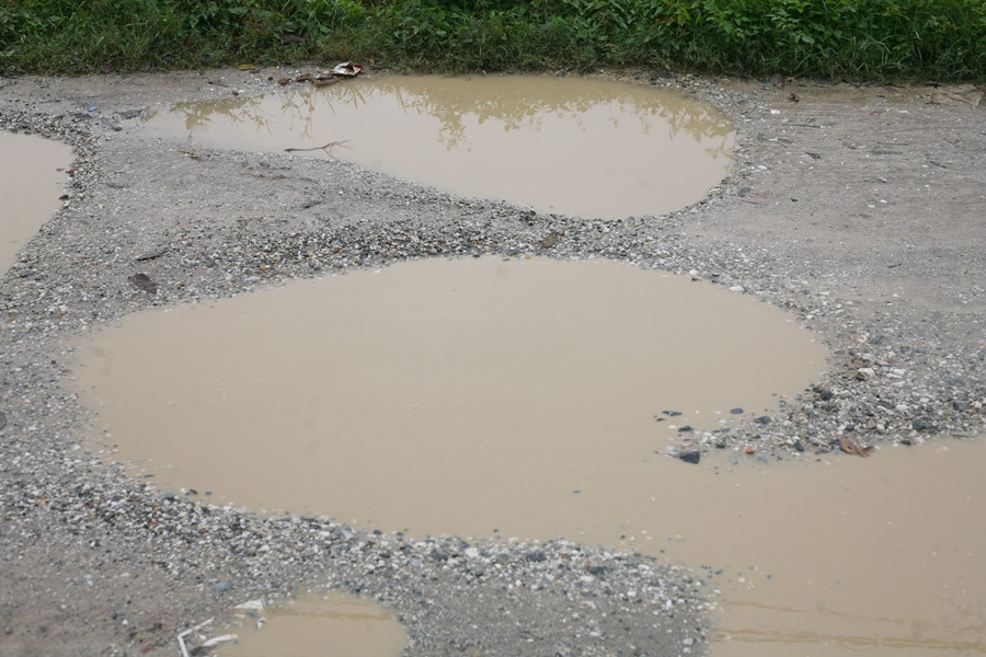 Trao đổi với PV Kiến Thức, ông Trần Văn Tường (57 tuổi, xóm 5, thôn 2, xã Tiến Thắng, huyện Lý Nhân, tỉnh Hà Nam) cho biết: "Trước đây, mỗi dịp rằm tháng 8 thì còn một vài doanh nghiệp đóng trên địa bàn chở một vài xe đá dăm đổ lấp dần các chỗ hỏng cho trẻ đi chơi Trung thu, cắm trại.Bình thường người thân của tôi đi ô tô về thăm nhà, nước còn tràn cả vào trong xe".