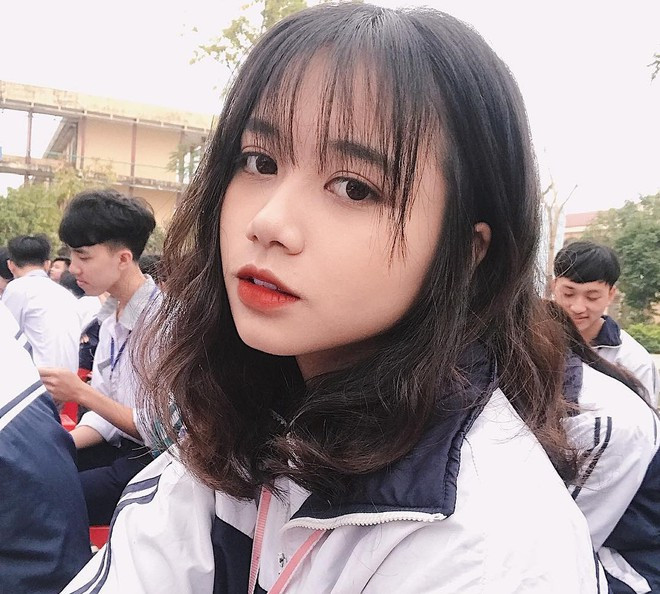 Sở hữu nét đẹp ngây thơ, trong sáng cùng thần thái cuốn hút, Đoàn Triệu Diệu Anh (sinh năm 2001) xuất hiện trên các diễn đàn trai xinh gái đẹp với biệt danh “nữ thần đồng phục”. 10X từng học tại trường THPT Nam Trực (Nam Định) và hiện là sinh viên năm nhất của Học viện Ngân hàng, Hà Nội.