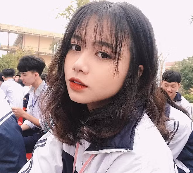 Sở hữu nét đẹp ngây thơ, trong sáng cùng thần thái cuốn hút, Đoàn Triệu Diệu Anh (sinh năm 2001) xuất hiện trên các diễn đàn trai xinh gái đẹp với biệt danh “nữ thần đồng phục”. 10X từng học tại trường THPT Nam Trực (Nam Định) và hiện là sinh viên năm nhất của Học viện Ngân hàng, Hà Nội.