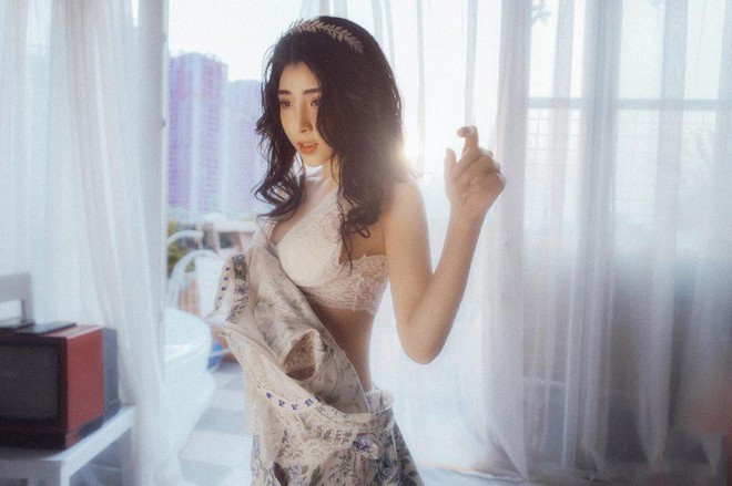 Trần Bích Hạnh (sinh năm 1993) được nhiều người biết đến nhờ câu chuyện lột xác thành công từ cô nàng mũm mĩm thành hot girl “siêu vòng 3” gợi cảm. Sau khi thay đổi cân nặng, ngoài có vóc dáng mảnh mai, nóng bỏng như ý muốn, cô gái Nam Định còn trở thành gương mặt nổi tiếng trong giới hot girl thể hình.