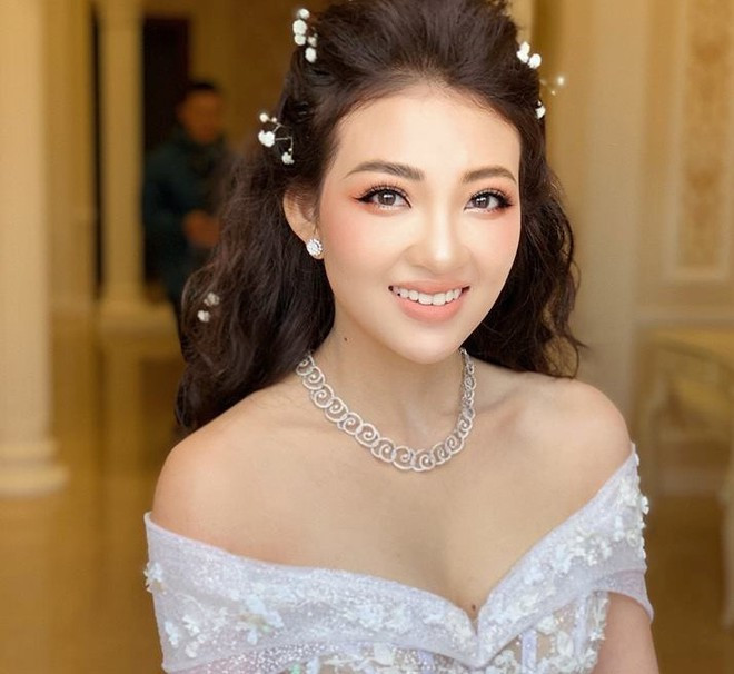 Trần Thu Hương (sinh năm 2000) từng trở thành tâm điểm của dân mạng khi hình ảnh đám cưới hoành tráng của cô trong tòa lâu đài 7 tầng tại Nam Định được chia sẻ trên nhiều diễn đàn. Ngoài là rich kid có gia thế “khủng”, Thu Hương còn sở hữu nhan sắc ngọt ngào, trong trẻo từng được nhiều chàng trai theo đuổi khi còn học phổ thông.