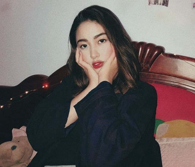 Không chỉ sở hữu giọng nói ngọt ngào, truyền cảm, Trương Phương Dung (sinh năm 1999) còn được nhiều người khen có nhan sắc nổi bật. Hiện 9X là sinh viên của Học viện Báo chí và Tuyên truyền, Hà Nội.