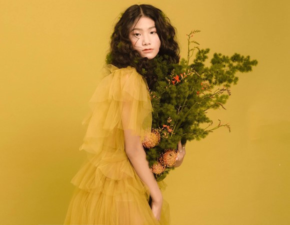 Tạ Hoàng Anh (13 tuổi) là gương mặt mẫu nhí được nhiều nhãn hàng chú ý gần đây. Cô bé gốc Nam Định sở hữu vẻ đẹp cá tính, chiều cao ấn tượng, gương mặt sắc sảo và khả năng biến hóa đa dạng trong các BST khác nhau.