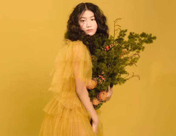 Tạ Hoàng Anh (13 tuổi) là gương mặt mẫu nhí được nhiều nhãn hàng chú ý gần đây. Cô bé gốc Nam Định sở hữu vẻ đẹp cá tính, chiều cao ấn tượng, gương mặt sắc sảo và khả năng biến hóa đa dạng trong các BST khác nhau.