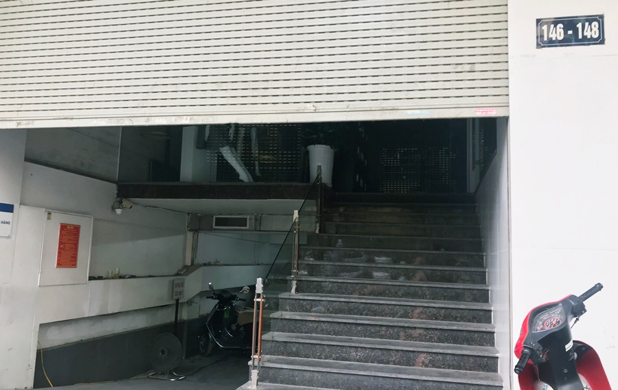 Các cánh cửa bên trong cửa hàng thời trang thương hiệu SEVEN.am trên phố Tôn Đức Thắng đều đã khép kín. Tuy vậy, PV vẫn quan sát thấy sản phẩm thời trang được trưng bày trên"ma-nơ-canh".