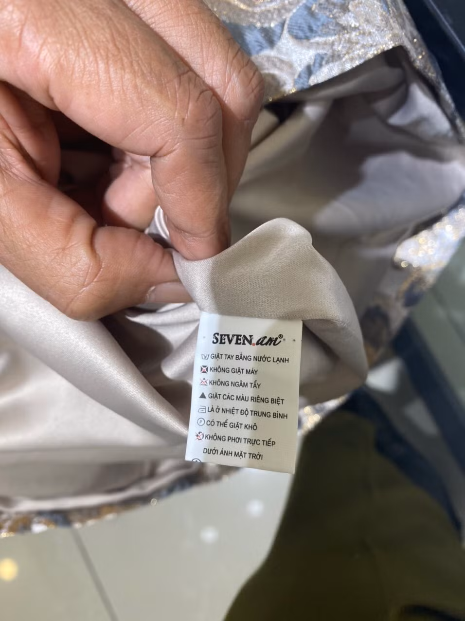 Tại thời điểm kiểm tra, chủ của các cửa hàng kinh doanh mới chỉ xuất trình cho đoàn kiểm tra đăng ký nhãn hiệu SEVEN.am, còn hạn sử dụng; Giấy chứng nhận hợp quy số 14518064.