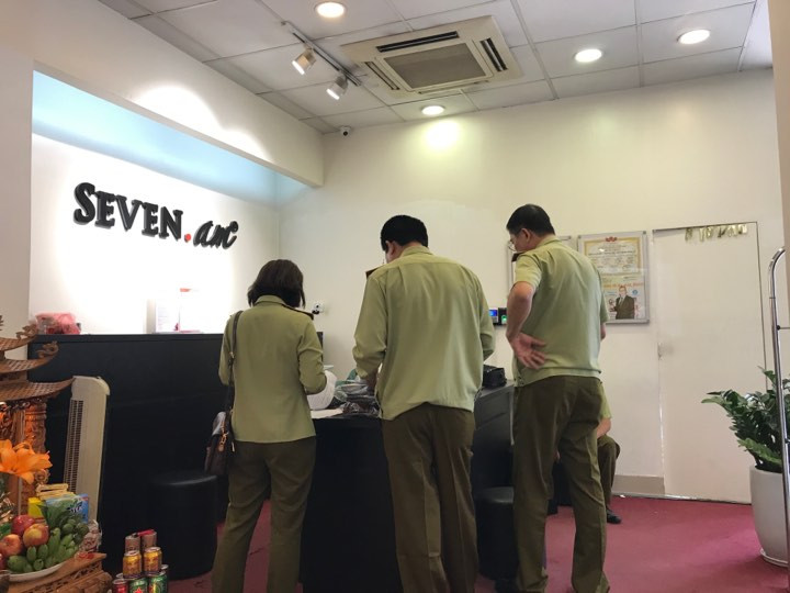 Một ngày trước, Cục Quản lý thị trường Hà Nội đã ra quân tổng kiểm tra đồng loạt 5 hệ thống cửa hàng SEVEN.AM tại Hà Nội, gồm: số 146-148 Tôn Đức Thắng; 11 Kim Đồng; 146 Thái Hà; 135 Trần Phú, Hà Đông; 506 Nguyễn Văn Cừ.