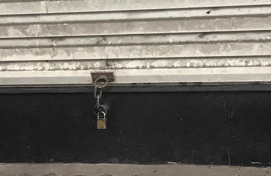 Cánh cửa ra vào cửa hàng SEVEN.am số 146 Thái Hà được khóa trái từ bên ngoài.