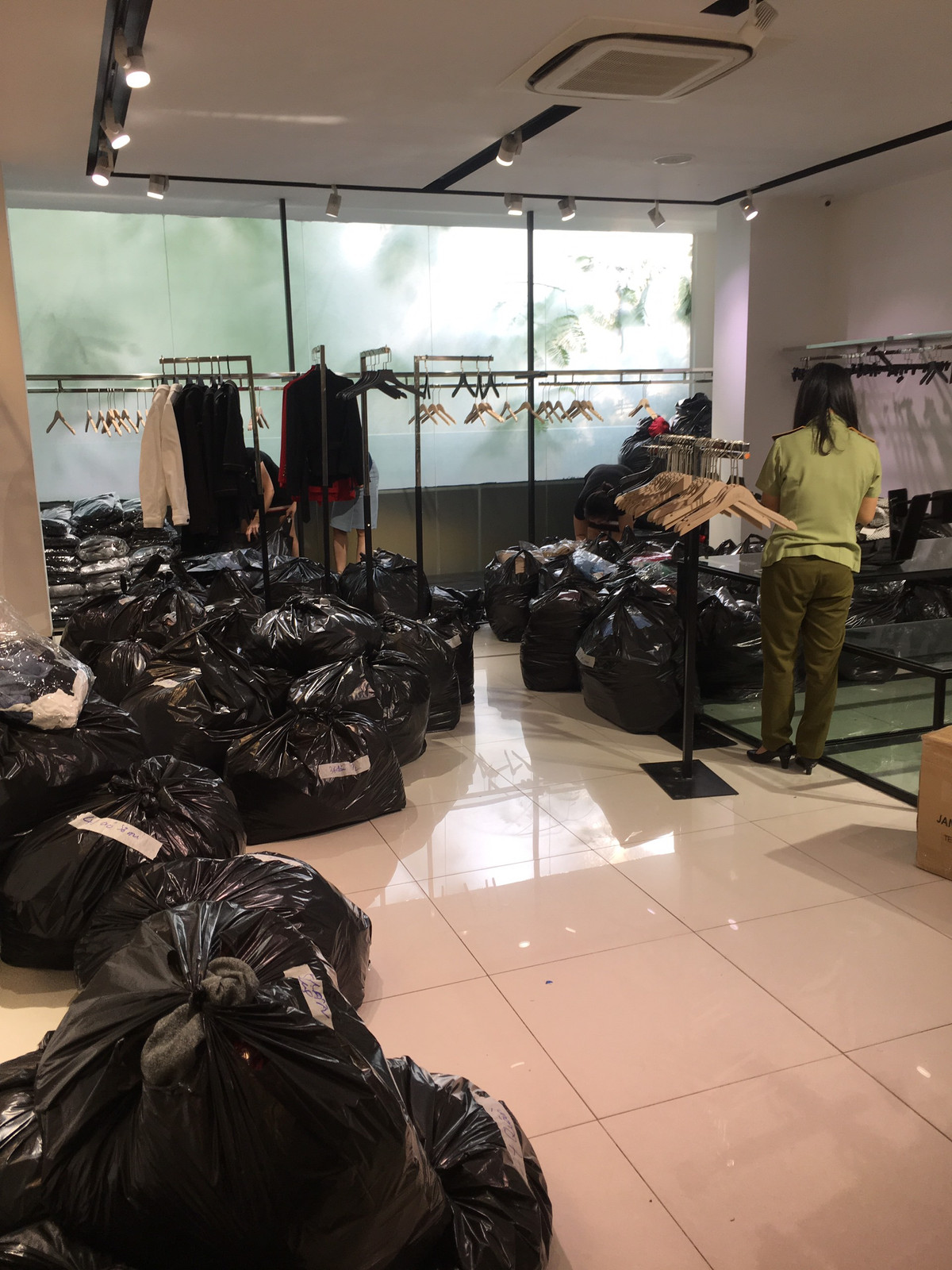 Qua kiểm tra, tổng số hàng hóa tại 5 cơ sở là 9.035 sản phẩm gồm: 5445 chiếc đầm, 409 chiếc chân váy, 1.902 chiếc áo khoác, 838 chiếc áo, 279 chiếc quần, 124 bộ quần áo, 24 túi xách và 14 chiếc ví.