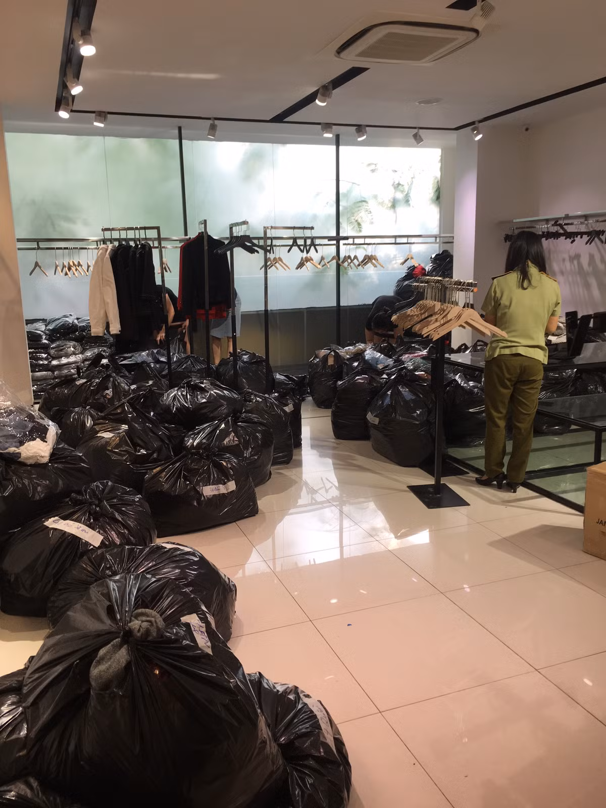 Qua kiểm tra, tổng số hàng hóa tại 5 cơ sở là 9.035 sản phẩm gồm: 5445 chiếc đầm, 409 chiếc chân váy, 1.902 chiếc áo khoác, 838 chiếc áo, 279 chiếc quần, 124 bộ quần áo, 24 túi xách và 14 chiếc ví.