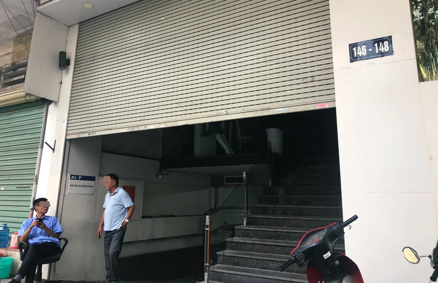 Thời điểm PV ghi nhận, vào vai một khách hàng có nhu cầu mua sản phẩm tại cửa hàng SEVEN.am này thì một người đàn ông được cho là bảo vệ cửa hàng có thái độ hằn học. Ông này quát: "Đi chỗ khác, ở đây không bán quần áo gì hết...".