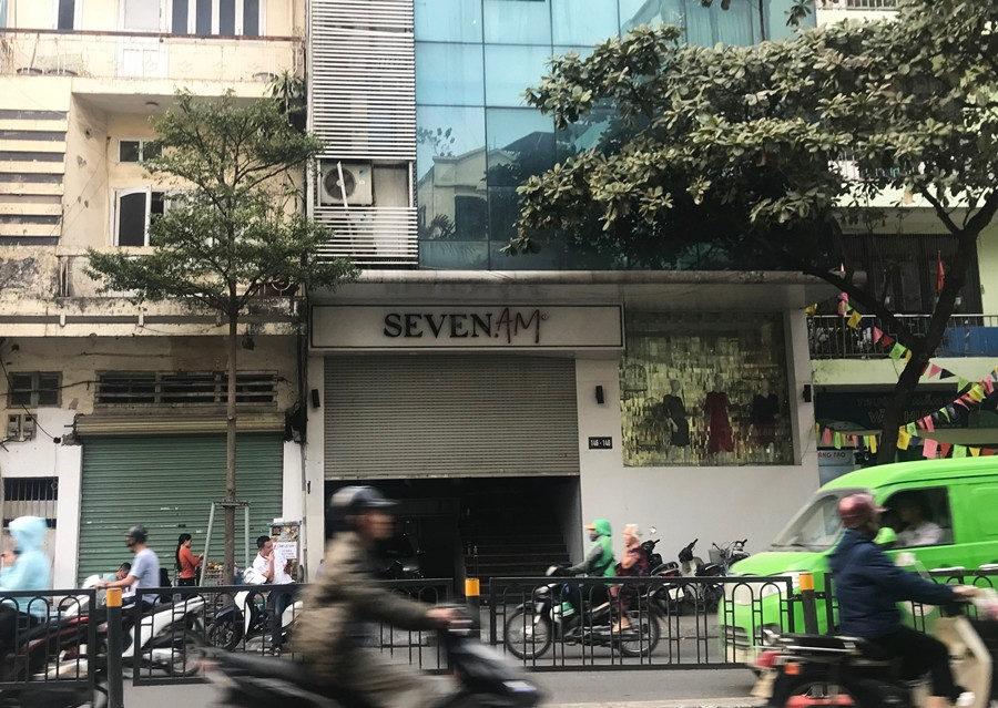 Tại địa chỉ số 146-148 phố Tôn Đức Thắng (Hà Nội), cửa hàng thời trang SEVEN.am đóng cửa một nửa.
