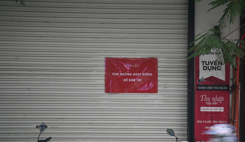 Bên ngoài cánh cửa của cửa hàng này được dán một thông báo rằng: "SEVEN.am tạm ngừng hoạt động để bảo trì"?.