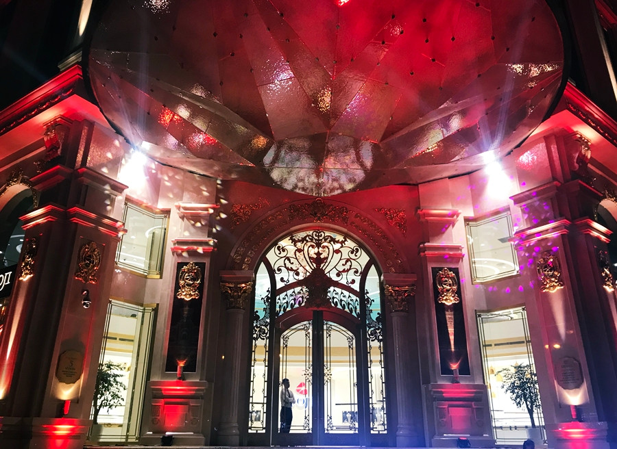 Tầng 1 đến tầng 5 của DOJI Tower là trung tâm vàng bạc trang sức lớn nhất Việt Nam, quy tụ nhiều thương hiệu nổi tiếng trong và ngoài nước. Ngoài ra, tại tầng 5 của tòa nhà là Trung tâm phục vụ khách du lịch, trong đó điểm nhấn là bảo tàng đá quý, nơi trưng bày hàng trăm các mẫu đá vô cùng quý hiếm của Việt Nam và thế giới.